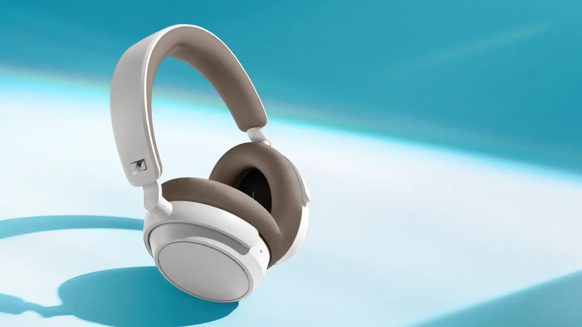 White ACCENTUM Plus Wireless Desktop